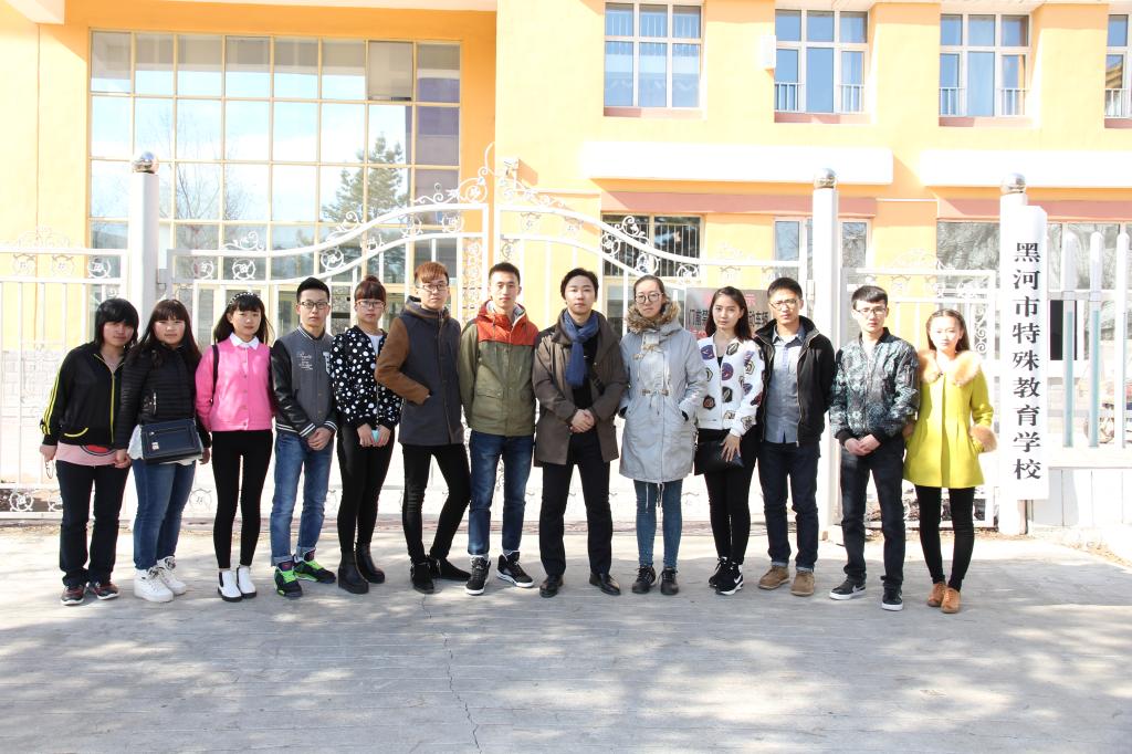 社团师生活动后合影留念