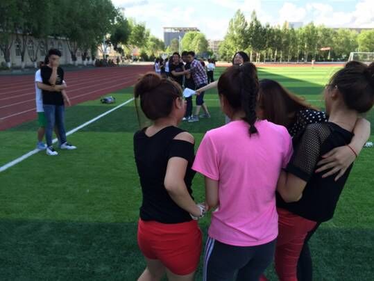 班主任带领同学做“马兰花开”游戏