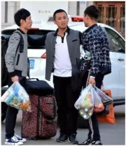 2015届毕业生与老师依依惜别