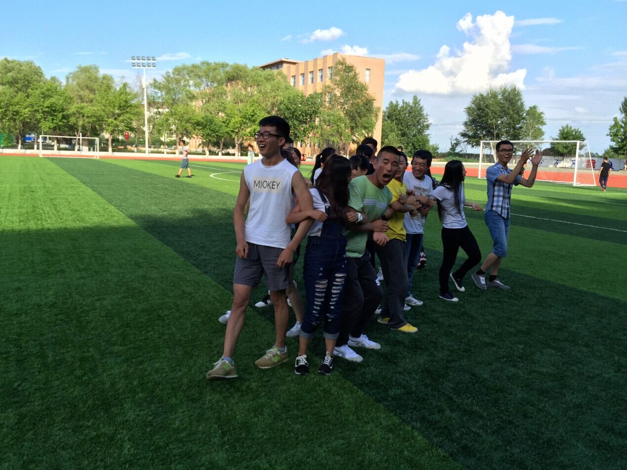 在教师指导下进行“合作力量”游戏