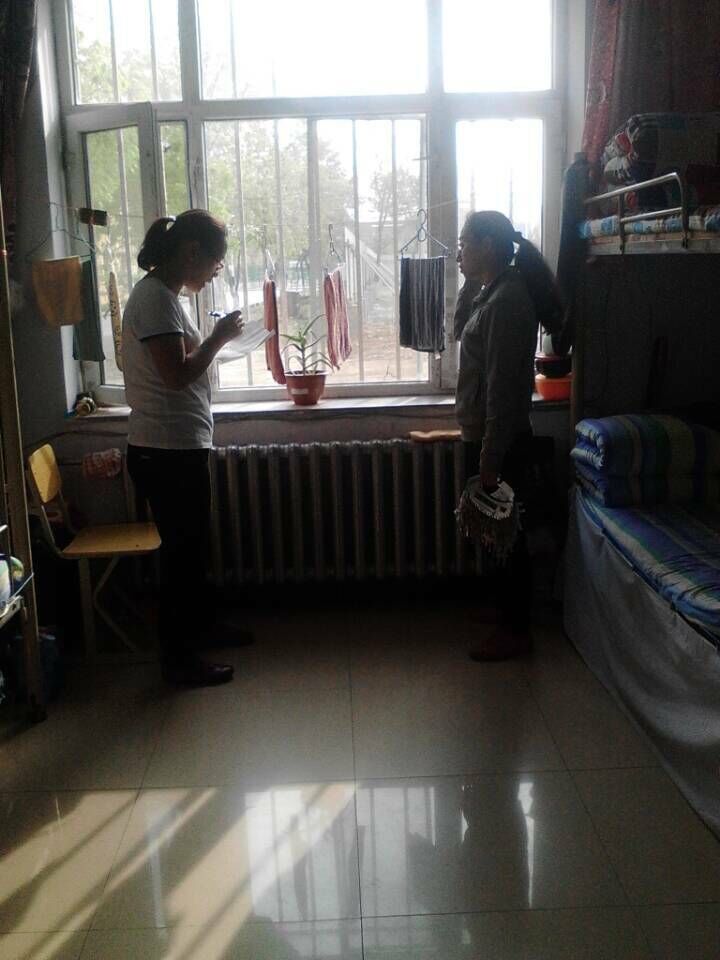 班主任老师在认真的检查