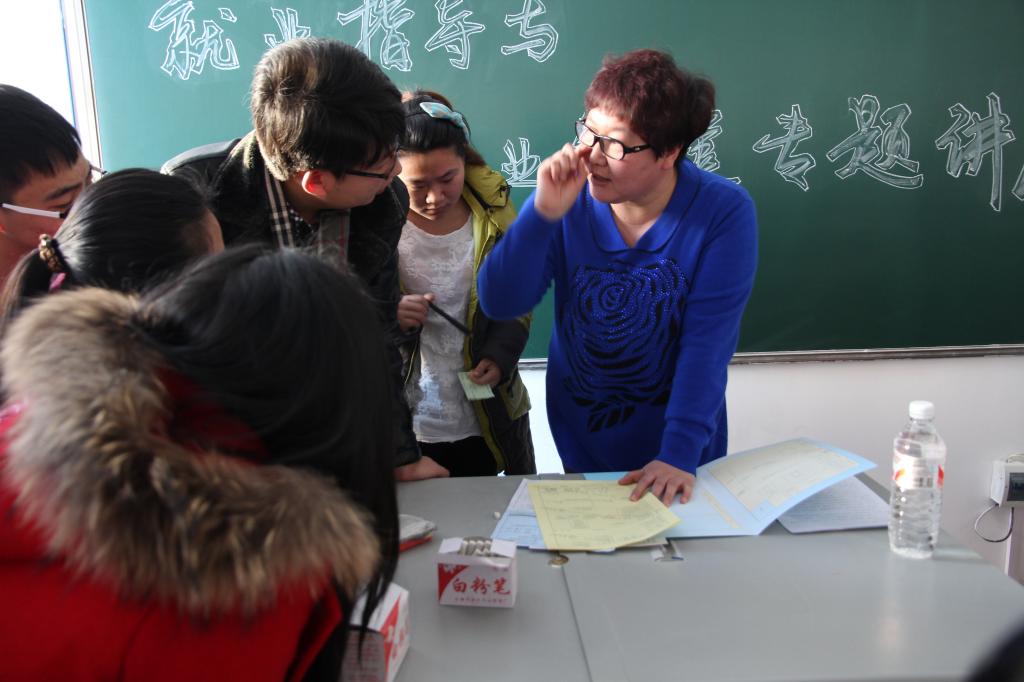 讲座结束后为同学们现场答疑解惑